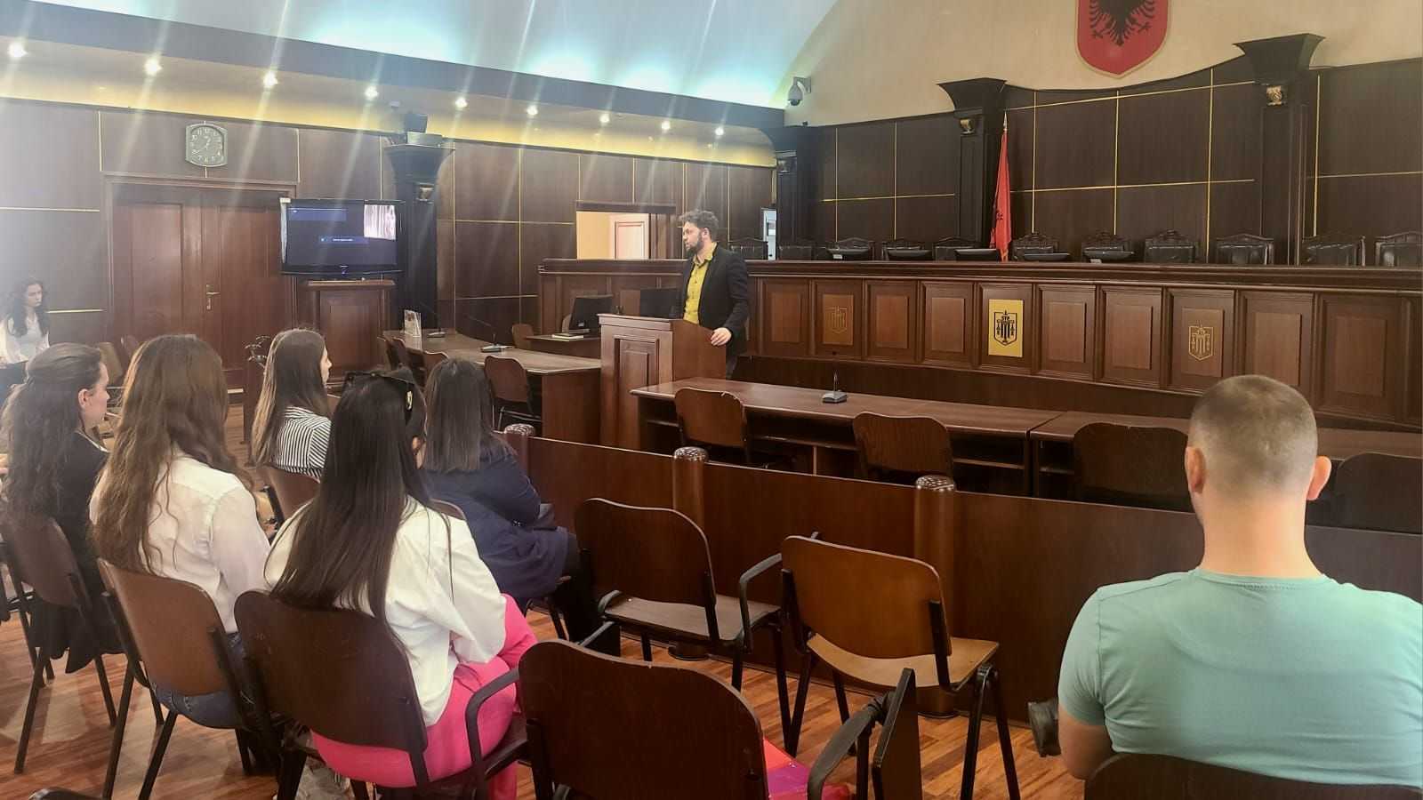 Studentë të Fakultetit të Drejtësisë së Universitetit të Tiranës, anëtarë të klubit “Elita Studentore” në bashkëpunim me Gjykatën e Lartë organizuan një praktikë mësimore në ambientet e gjykatës.