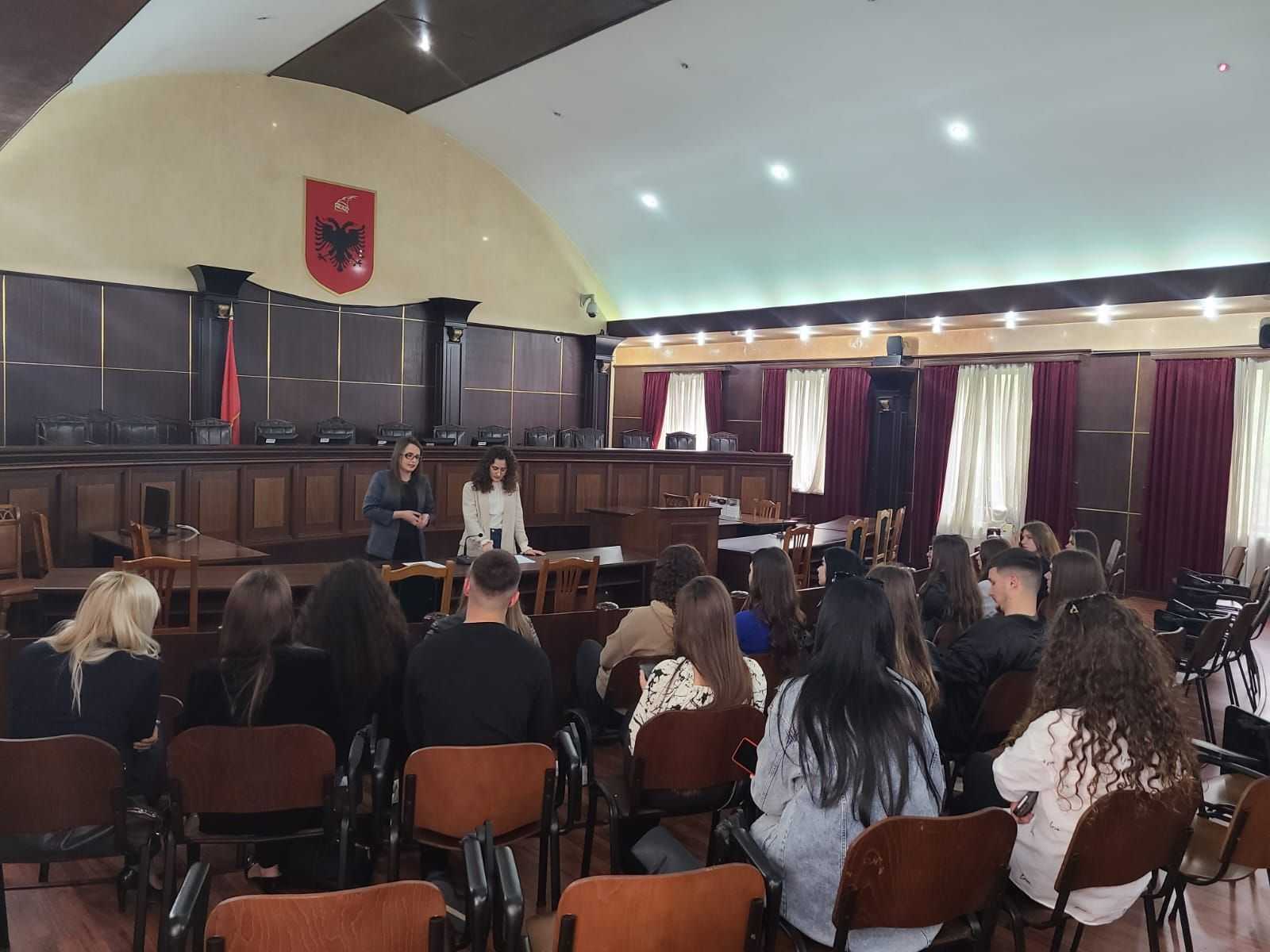 Gjykata e Lartë, në kuadër të iniciativës OpenDay  hapi dyert të premten, për një grup studentësh të Kolegjit Universitar Qiriazi në Tiranë.