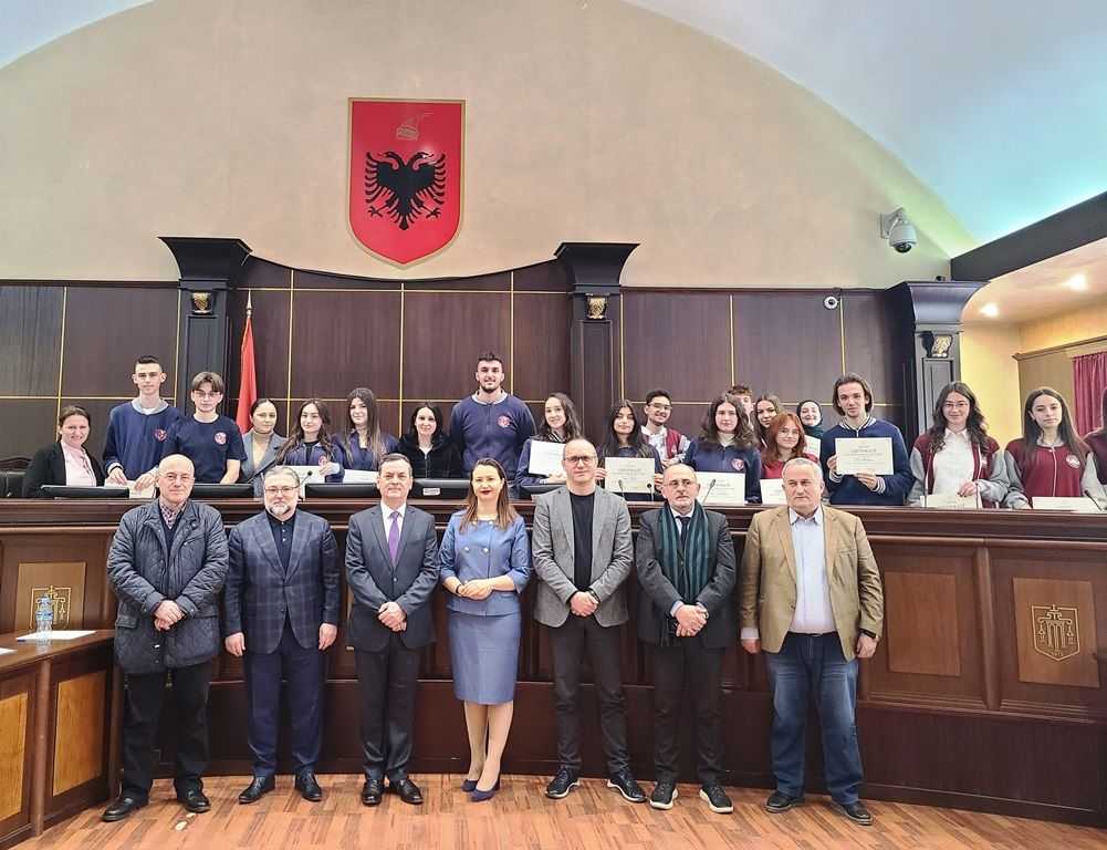 Seancë debati midis gjimnazeve të Tiranës "Sami Frashëri" dhe "Ismail Qemali"
