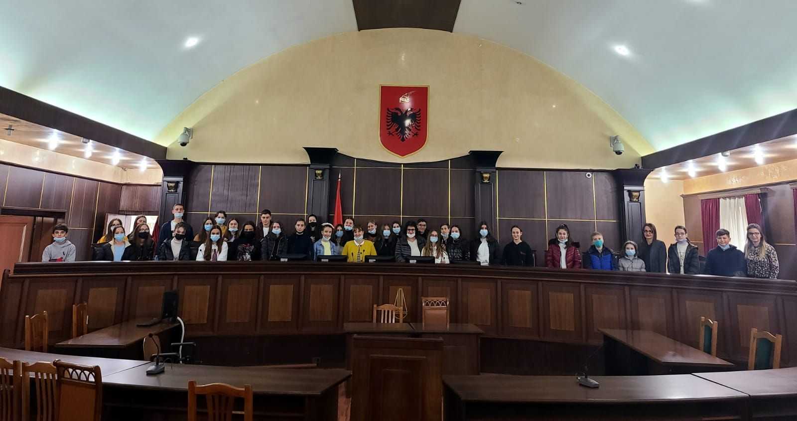 Një grup nxënësish të shkollës 9 vjeçare Jeronim de Rada në Tiranë, vizituan Gjykatën e Lartë të Republikës së Shqipërisë