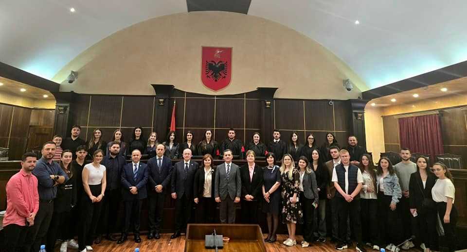 Gjykata e Lartë e Republikës së Shqipërisë në bashkëpunim me Fakultetin e Drejtësisë, Universiteti i Tiranës, organizuan “Gjyqin imitues” në të drejtën penale, me pjesëmarrjen e studentëve të këtij fakulteti.