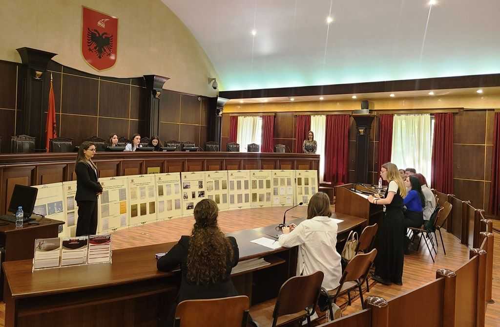 “Klubi Studentor” i Fakultetit të Drejtësisë së Universitetit të Tiranës në bashkëpunim me Gjykatën e Lartë, organizuan një praktikë mësimore në ambientet e gjykatës