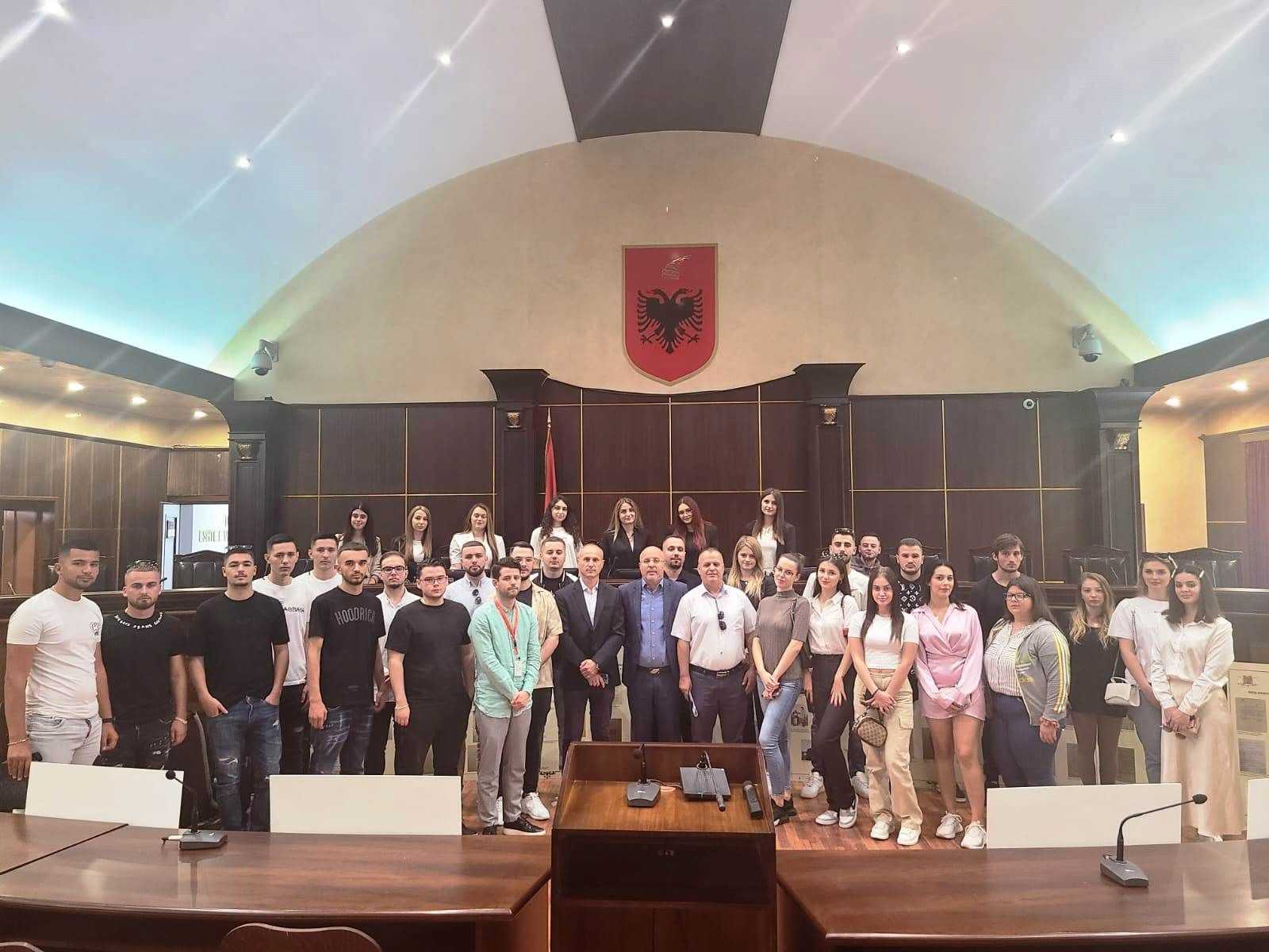 Një grup studentësh të Universitetit Mesdhetar të Shqipërisë, në Tiranë, vizituan Gjykatën e Lartë, në kuadër të iniciativës “Dita e hapur në Gjykatë”