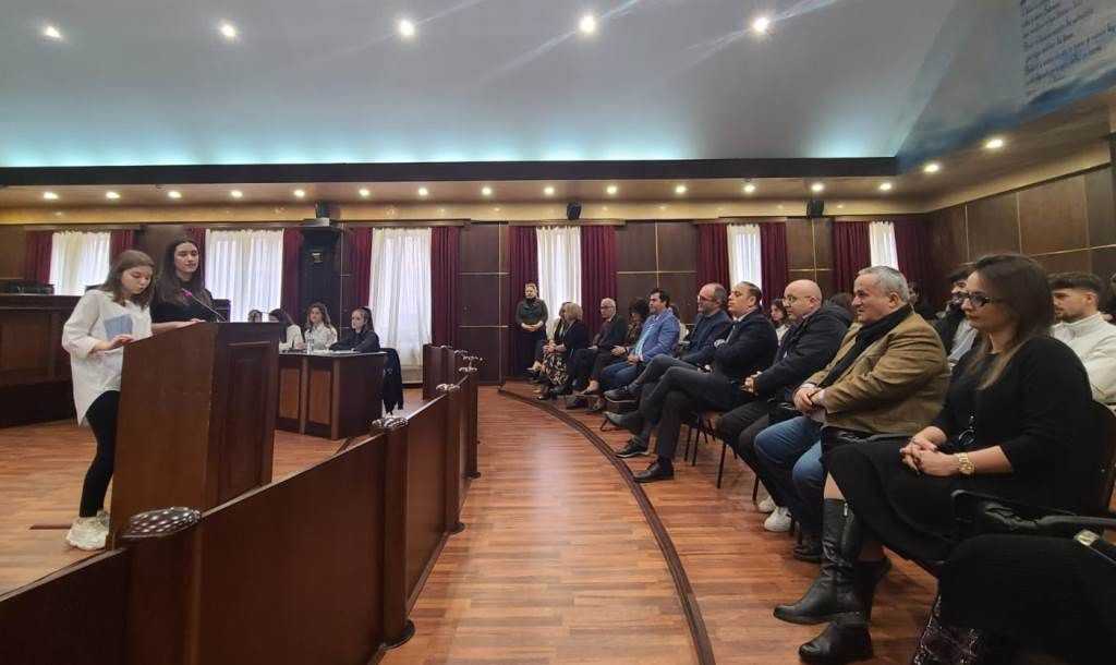 Seancë debati midis gjimnazeve të Tiranës "Asim Vokshi" dhe "Myslym Keta"