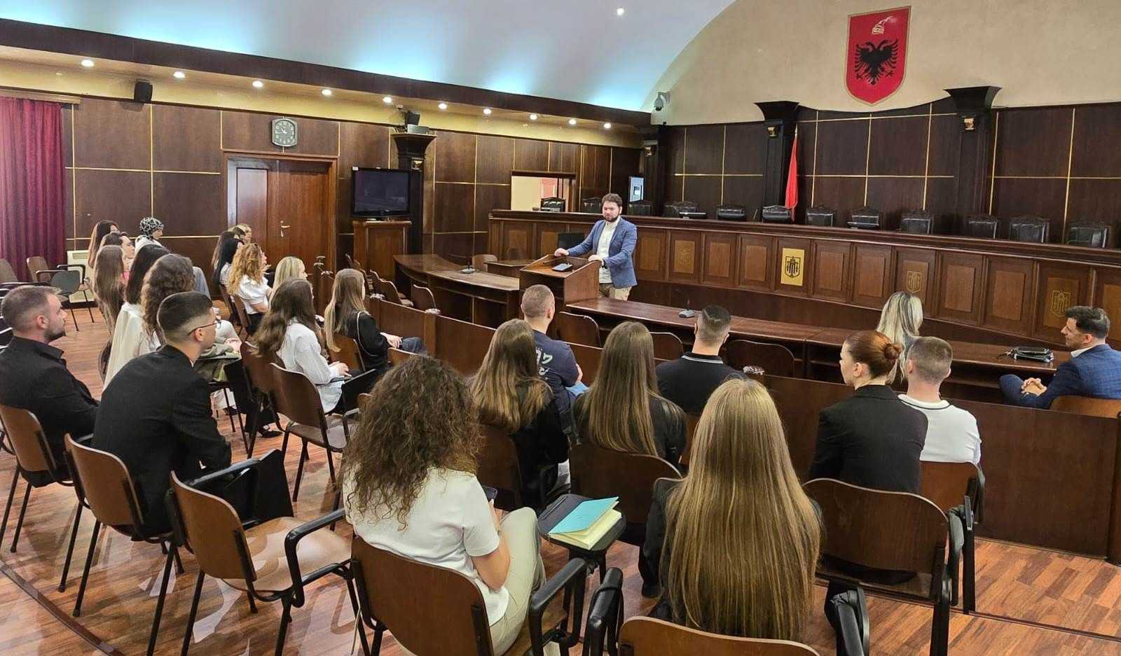 Studentë të Fakultetit të Drejtësisë të Universitetit Europian të Tiranës, në bashkëpunim me Gjykatën e Lartë organizuan një praktikë mësimore në ambientet e gjykatës.