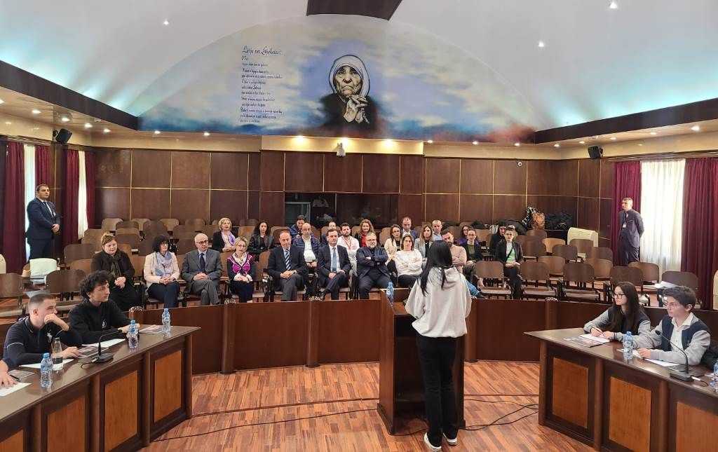 Seancë debati midis gjimnazeve të Tiranës "Petro Nini Luarasi" dhe "Qemal Stafa"