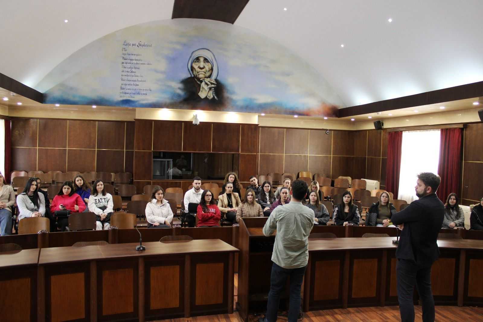 Gjykata e Lartë, në kuadër të iniciativës “Dita e hapur në Gjykatë”, hapi dyert për një grup studentësh të Fakultetit të Drejtësisë së Universitetit të Tiranës dhe Universitetit “Epoka”.