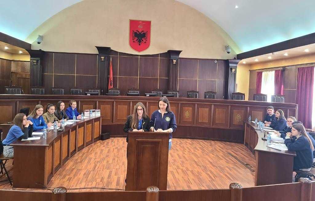 Seancë debati midis gjimnazeve të Tiranës "Sinan Tafaj" dhe "Sadi Nuri"